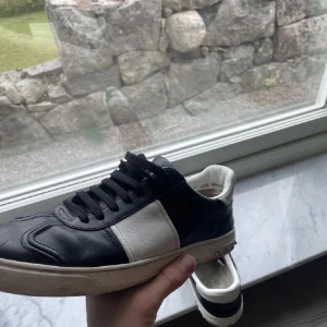 Valentino Flycrew - Säljer mina flycrews då jag köpt ny skor. Skicket är okej finns några defekter. Saknar endast 2st nitar men replacement finns. Storlek 43.