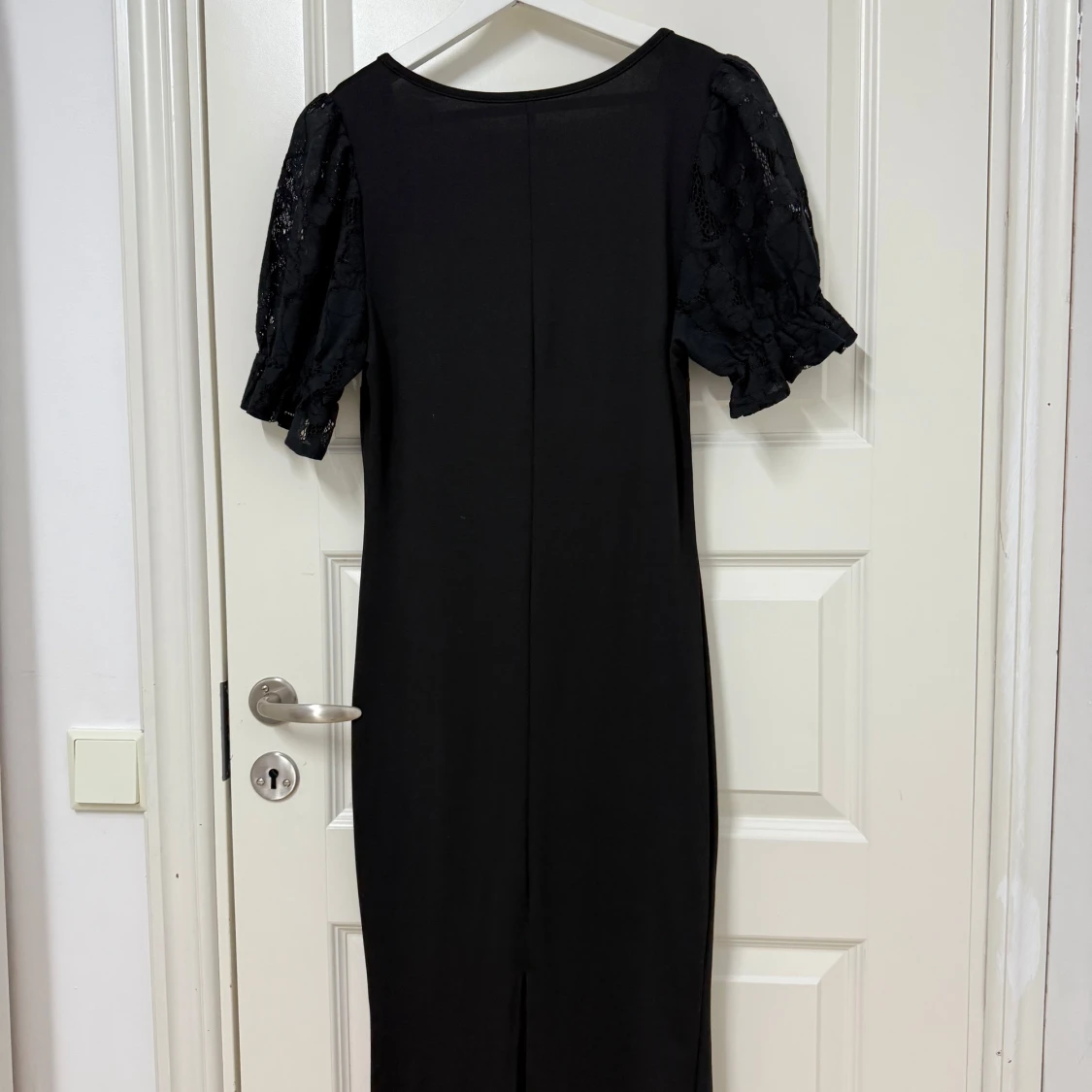 Svart klänning med spetsärmar - 91