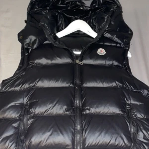Moncler puffer väst  - Säljer en moncler puffer väst i färgen svart.  Väldigt bra skick ny skick.                                         Storlek m/2 väldigt snygg.skriv för mer info och om man är intresserad