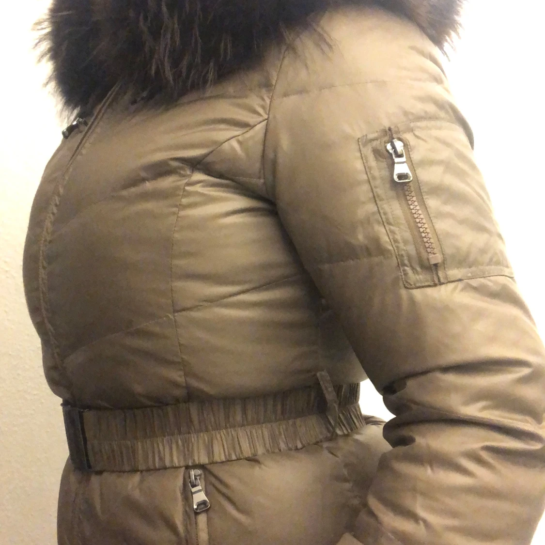 Brun dunjacka med pälskrage - 91