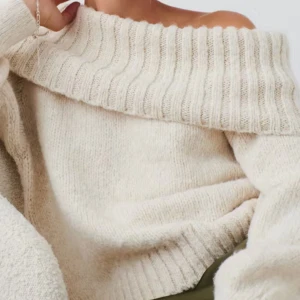Beige offshoulder stickad tröja - Superfin beige stickad tröja med offshoulder-design. Perfekt för höst och vinter, storlek M men skulle passa för både s och m 💓aldrig använd 