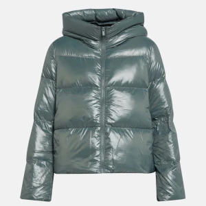 Grön pufferjacka - Säljer en snygg grön pufferjacka i glansigt material. Helt ny, aldrig använd! Nypris 1845 från Lawrence grey. Pris går att diskutera vid snabb affär! 