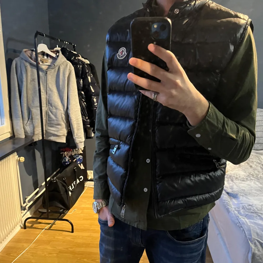 En jätte fin moncler väst i svart. Västen är i ny skick och har inga defekter alls. Det är köpt på NK och kvitton finns kvar. Har ni fler funderingar och frågor kring västen det bara och slänga iväg ett meddelande, priset är inte hugget i sten!!!! . Jackor.