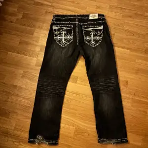 Säljer mina baggy kayden k jeans som jag köpte här på plick för 2 år sedan eftersom det inte är min stil längre, de har defekter på baksidan längst ner men annars är de i bra skick! De är väldigt baggy och as coola med tryck på backfickorna, pris går att diskutera, skriv privat om du har frågor eller vill ha fler bilder, skriv innan du köper tack!❤️