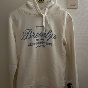 Vit hoodie med tryck - Säljer supermysig hoodie med ficka! Storlek XS men passar som S. Kan tänka mig att sänka pris. Hör av er om intresse!!🩷 