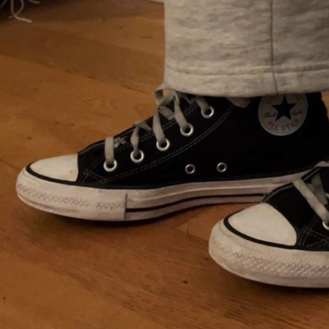 Svarta sneakers med vita detaljer - 90