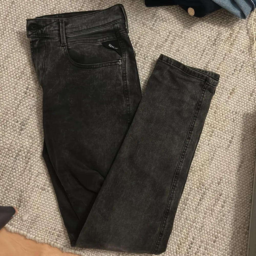 | Säljer dessa svart/gråa Replay jeans i storlek 31/32, skick 9/10 | Har du någon fråga skriv gärna🙌👌. Jeans & Byxor.