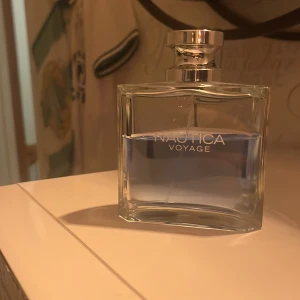 Nautica Voyage parfym - Säljer Nautica Voyage. Flaskan är 100 ml men kvar i flaskan är det ca 55 ml kvar. 