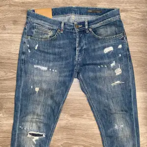 Hej! Säljer ett par dondup jeans i modellen george 🙌 || Skick : Bra || Storlek : W33 || Modellen på sista bild är 188cm och väger 75kg || Har du några frågor är det bara att höra av sig 🙏