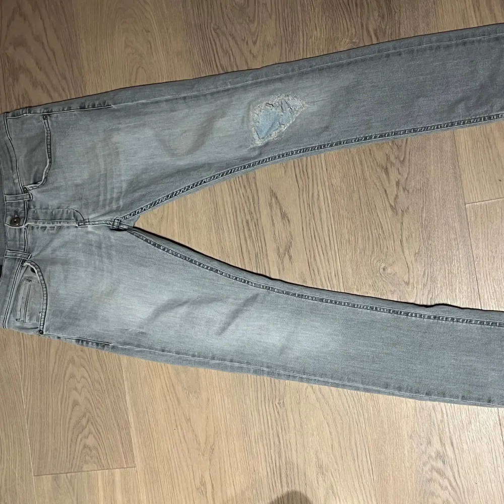 Säljer ett par snygga och stilrena Dondup George jeans i storlek W31. Perfekt grå nyans som passar både till vardag och fest! Jeansen är i mycket fint skick med hög kvalitet och snygga detaljer som Dondup är kända för.  Hör av dig om du har några frågor. . Jeans & Byxor.