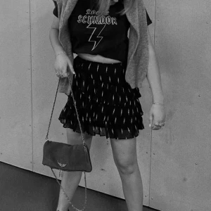 Volangkjol med blixtar - Supersöt volangkjol från SOFIE SCHNOOR som är använd endast en gång. Stretch i midjan så den formar sig efter kroppen och passar storlek xs/s🖤🤍