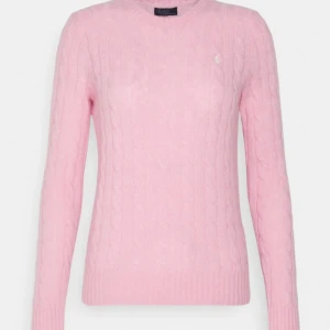 Rosa stickad tröja från Ralph Lauren💓 - LÅNDADE BILDER! Skriv så skickar jag mina egna!! Säljer en superfin rosa stickad tröja från Ralph Lauren. Den har ett klassiskt flätmönster och en liten logga på bröstet. Perfekt för både höst och vår! Tröjan är långärmad och har en normal passform.  Den är nyskick och knappast använd💘 köpt för ca 1600kr men jag säljer den för 500kr💓köpare står för frakt!