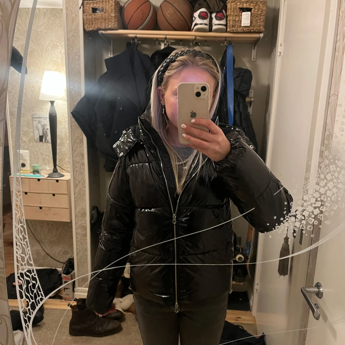 Svart glansig pufferjacka - 90