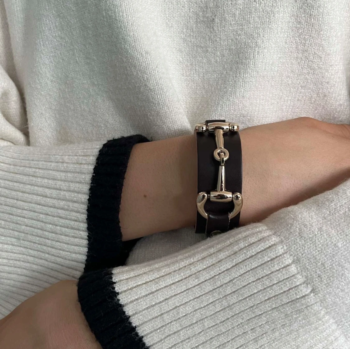 Armband i läder med gulddetaljer - 91