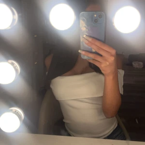 Vit offshoulder topp från LCW Vision - Säljer en stilren vit offshoulder topp från LCW Vision i storlek M fast passar även mig som är S. Tillverkad i ett mjukt och skön matrial. 