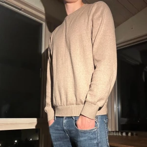 Beige tröja - Säljer en as najjs beige tröja från Grand Frank i skit bra skick. Den är i storlek S men passar också M. Hör av er för fler frågor!