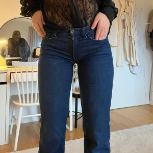 Lågmidjade Pepe Jeans 26x32 - Säljer ett par snygga Pepe jeans i mycket bra skick. Det är lågmidjade och har varit mina favorit jeans pga passformen. Raka i modellen, stretchiga och väldigt sköna.💙