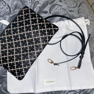 By Malene Birger - Säljer min snygga väska från malene birger då den inte kommer till användning längre! Dustbag+ band tillkommer. Väskan är i gott skick, med några defekter på insidan som knappt syns!💗Nypris:900kr