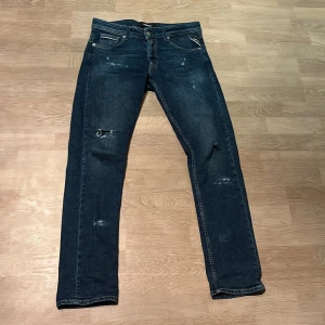Mörkblå jeans från Replay - Säljer ett par snygga mörkblå jeans från Replay i bra skick. De har slitna detaljer för en cool look. Perfekta för både vardag och fest! 🕺