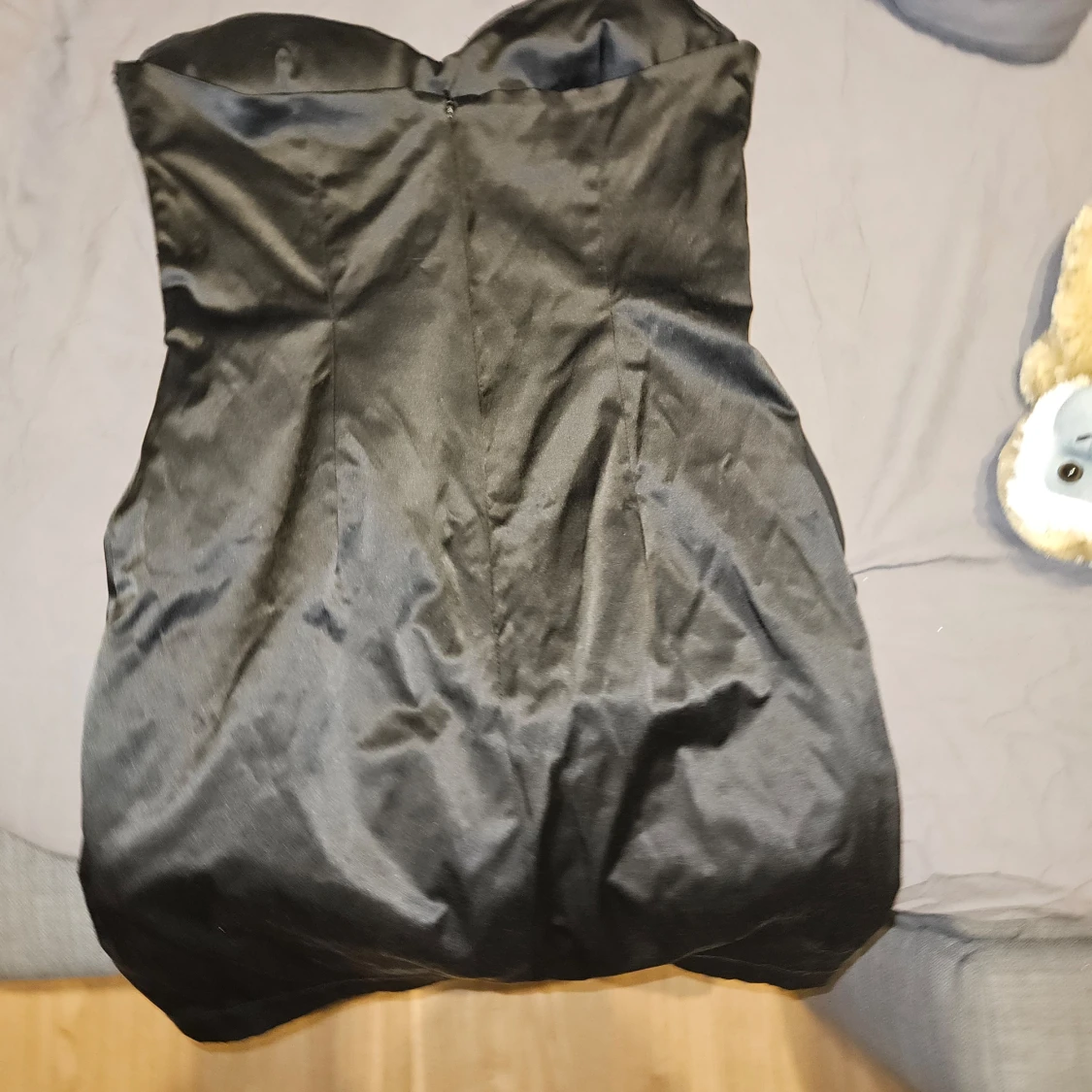 Svart axelbandslös klänning - 92