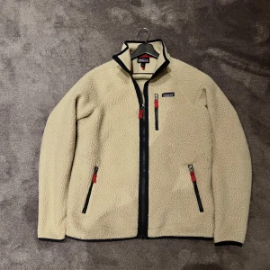 Patagonia fleece - Skit snygg beige Patagonia fleece i bra skick. Storlek L men passar även M. Skriv vid frågor eller funderingar!