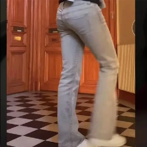 Grå bootcut jeans - Säljer ett par snygga grå lågmidjade bootcut jeans från Gina Young. De är perfekta för alla tillfällen o är super bekväma+stretchiga. Jeansen är i en stilren grå färg som passar till allt. Hör av dig om du har frågor. De är storlek 158 MEN passar mig som är ca 165 (de är uppsprättade o har en slitning där nere på ena benet, men det är inget som syns när man har på sig dom❤️