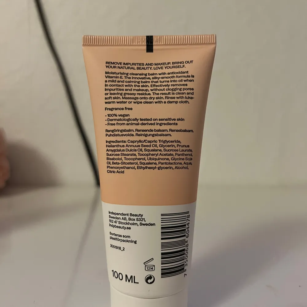 Säljer en Antioxidant Cleansing Balm från Indy Beauty. Den är perfekt för alla hudtyper och ger en djuprengörande och mjukgörande effekt. Förpackningen är 100 ml och produkten är vegansk och dermatologiskt testad. Perfekt för att ta bort smink och orenheter samtidigt som den återfuktar huden.. Skönhet.