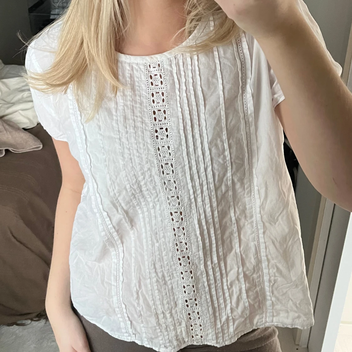 Vit blus med spets/virkade detaljer - 90