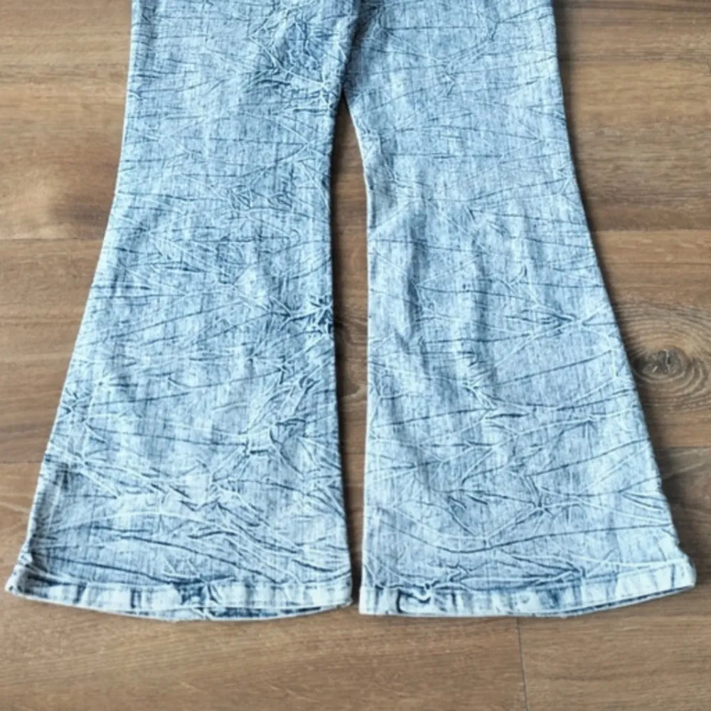 Ett par as snygga bootcut jeans med en cool och unik tvättning som säljs då dem inte passar mig längre. Skicket är toppen och har inga defekter. Skriv gärna om ni har några frågor!!. Jeans & Byxor.