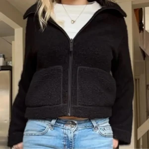 Svart teddyjacka med dragkedja - Mysig svart teddyjacka med dragkedja framtill. Den är i storlek M men liten så sitter normalt på S men passar xs också om man vill ha den lite oversize.