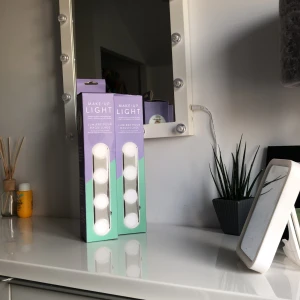 Make-up Light - Säljer två smink lampor för 200 kr. Ordinarie pris är 189 kr för en lampa. Har aldrig använts och är så gott som ny. Den går på AA batterier och trycks bara på med två sugpropar. Jätte enkel att sätta på och ta av.    Om du bara vill ha en lampa kontakta mig så kan vi diskutera pris!💕