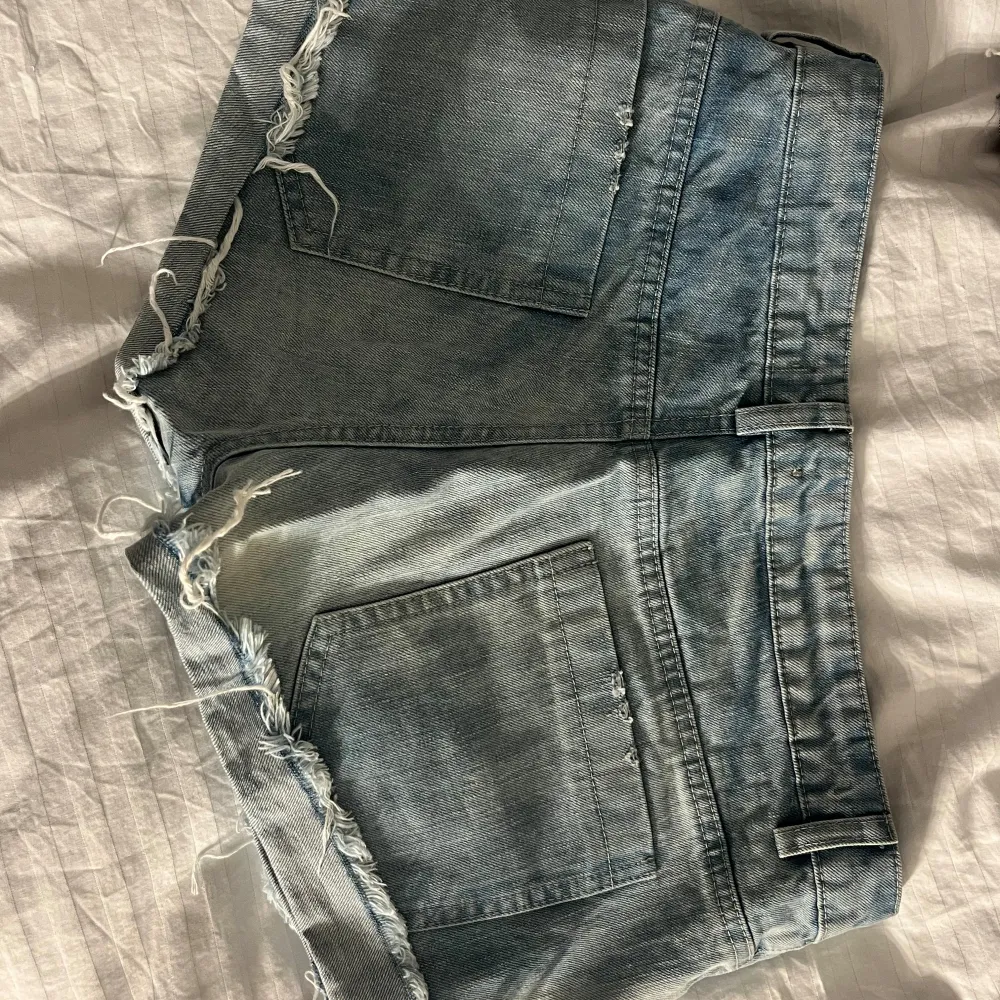 Säljer ett par snygga low waist blå jeansshorts från Design by Si. nästan oanvänd, storlek S. Shorts.