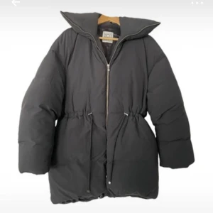 Toteme Drawstring Down Jacket Black 34 - I väldigt bra skick.  Den är oversize, jag brukar ha storlek 36 i jackor. Denna är rymlig även när jag har en tjockare tröja under.  -  kemtvättad - inga skavanker   