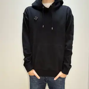 J Lindeberg Hoodie - Storlek: L - Färg: Svart - Skick: 9/10 använd ett fåtal gånger - Hör av dig vid intresse eller andra funderingar!