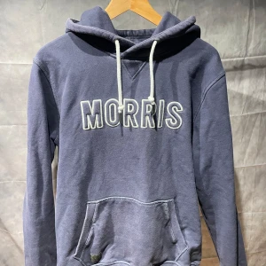 Morris Hoodie - Säljer nu en skit skön Morris hoodie i bra skick. 