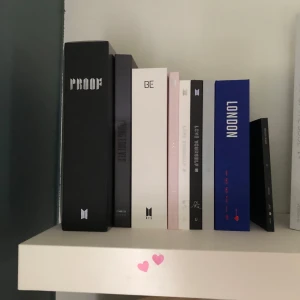 Kpop album  - Jag säljer mina kpop album av BTS, Twice, Itzy och TXT. Köp ett eller flera, pris kan diskuteras och du får mängdrabatt om du köper fler. Albumen är i gott skick med de inkluderade photocardsen och posters! 