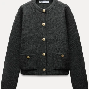 Stickad kofta Zara -  svart/ mörkgrå kofta från Zara i storlek M. Den har guldknappar och två fickor fram. Nästan helt oanvänd