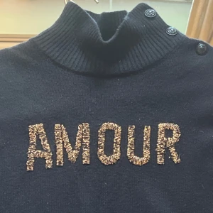  Zadig & Voltaire 💞 - Snygg och trendig Zadig&Voltaire stickad tröja!!💞 Med bokstäverna ”AMOR” på. Nytt skick och använd fåtals gånger. Säljer för: 500 kr                                                                 Storlek: XS
