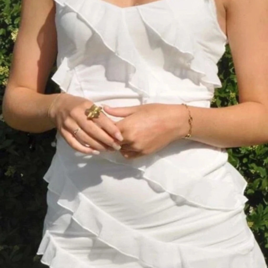 Vit klänning med volanger