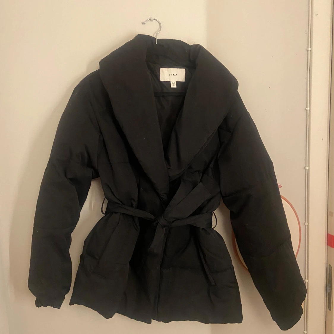 Svart pufferjacka från Vila