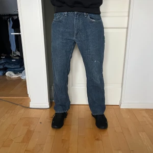 Levis 559 34-30 - Säljer ett par klassiska Levis 559 jeans i blå denim. De har en straight passform och är i bra skick. Perfekta för både vardag och avslappnade tillfällen. Jeansens material är slitstarkt och bekvämt, vilket gör dem till ett måste i garderoben.