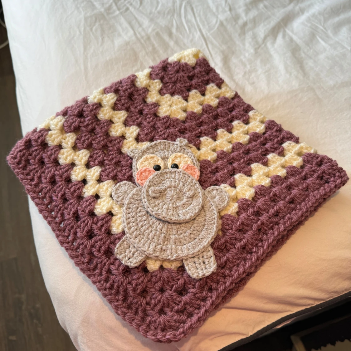 Handgjord virkad filt med flodhästmotiv - 90