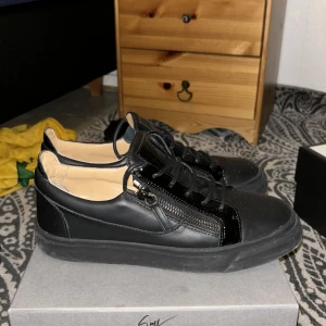 Giuseppe  - Snygga svarta sneakers från Giuseppe Zanotti i skinn med coola dragkedjor på sidorna. Dessa skor är princip nya och är använd 2 gånger max. Dom är riktigt frächa och bekväma. Cond: 9,5 (pris kan diskuteras)