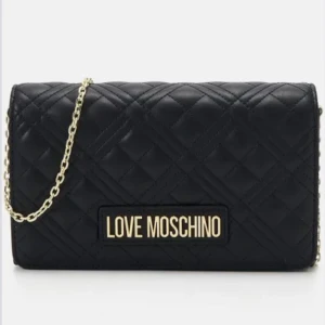 Svart väska Moschino - Snygg svart quiltad axelväska från Love Moschino med guldfärgad kedja. Används inte så därför säljer den, jätte bra skick då den knappt är använd <3