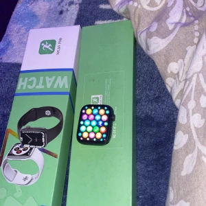 Smartklocka Wear Pro - Säljer en smartklocka från Wear Pro i svart med en fyrkantig skärm. Klockan har en modern design och kommer i originalförpackning. Perfekt för att hålla koll på notiser och hälsa. Passar både till vardag och träning (Obs) bandet ingår ej men laddare ingår 