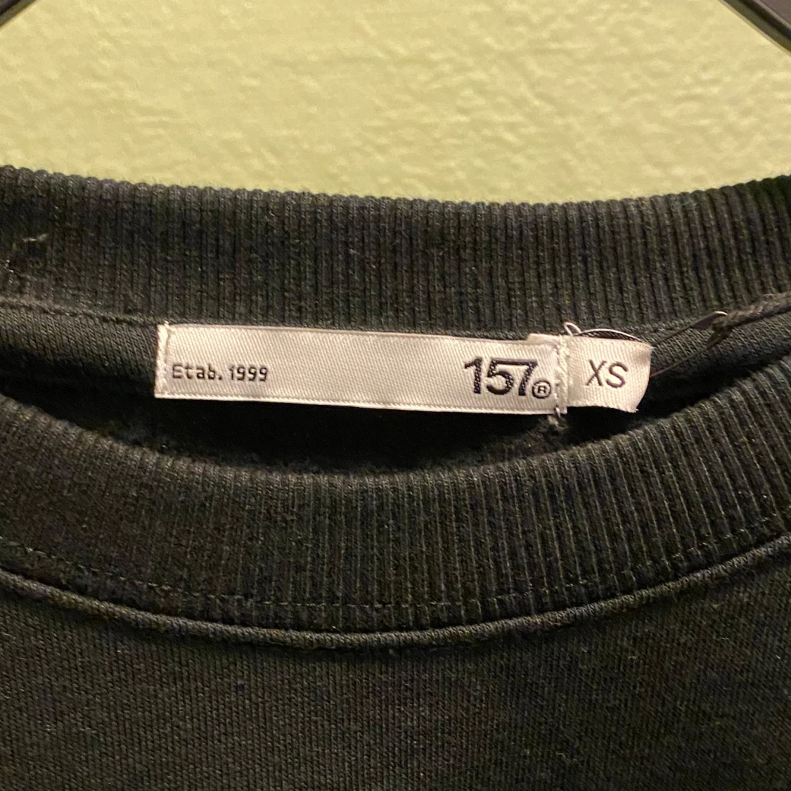 Svart croppad tröja från 157 - 91