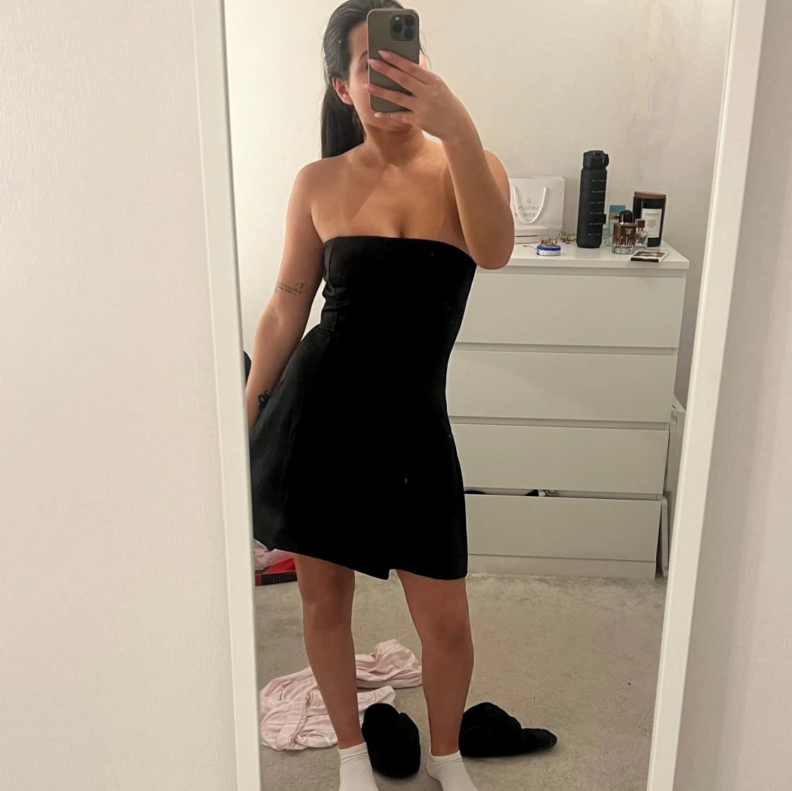 Svart axelbandslös klänning - 90