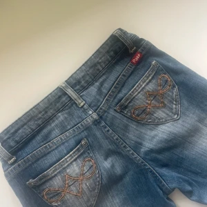 Pilot jenas - Säljer ett par snygga blå jeans från Pilot med snygga broderade detaljer på bakfickorna. Har knappt använt dom så passar på att sälja vidare❤️