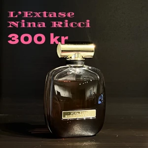 L'Extase Nina Ricci - Säljer en elegant parfym, L'Extase från Nina Ricci, som inte säljs längre. Doften är söt och fruktig med toppnoter av rosa peppar, persika och päron. Mellannoterna består av ros, hallon och jasmin, medan basnoterna har inslag av karamell, vanilj och mysk. 80% kvar. OBS, Fraktkostnad tillkommer!