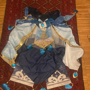 Nilou cosplay från Genshin Impact - Den är väldigt fin och bekväm. Jag råkade köpa en XL när jag själv är en S/M så den passar inte alls! En den på kjolen är inte sytt fast men det gör typ inget. Inget är skadat och det mesta är metal. Köpte allt för runt 1600kr